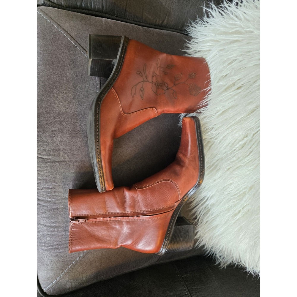 Gianni Bini Flower Embroidered Brown Leather Western Ankle Boots Women's 8.5 - Picture 2 of 16